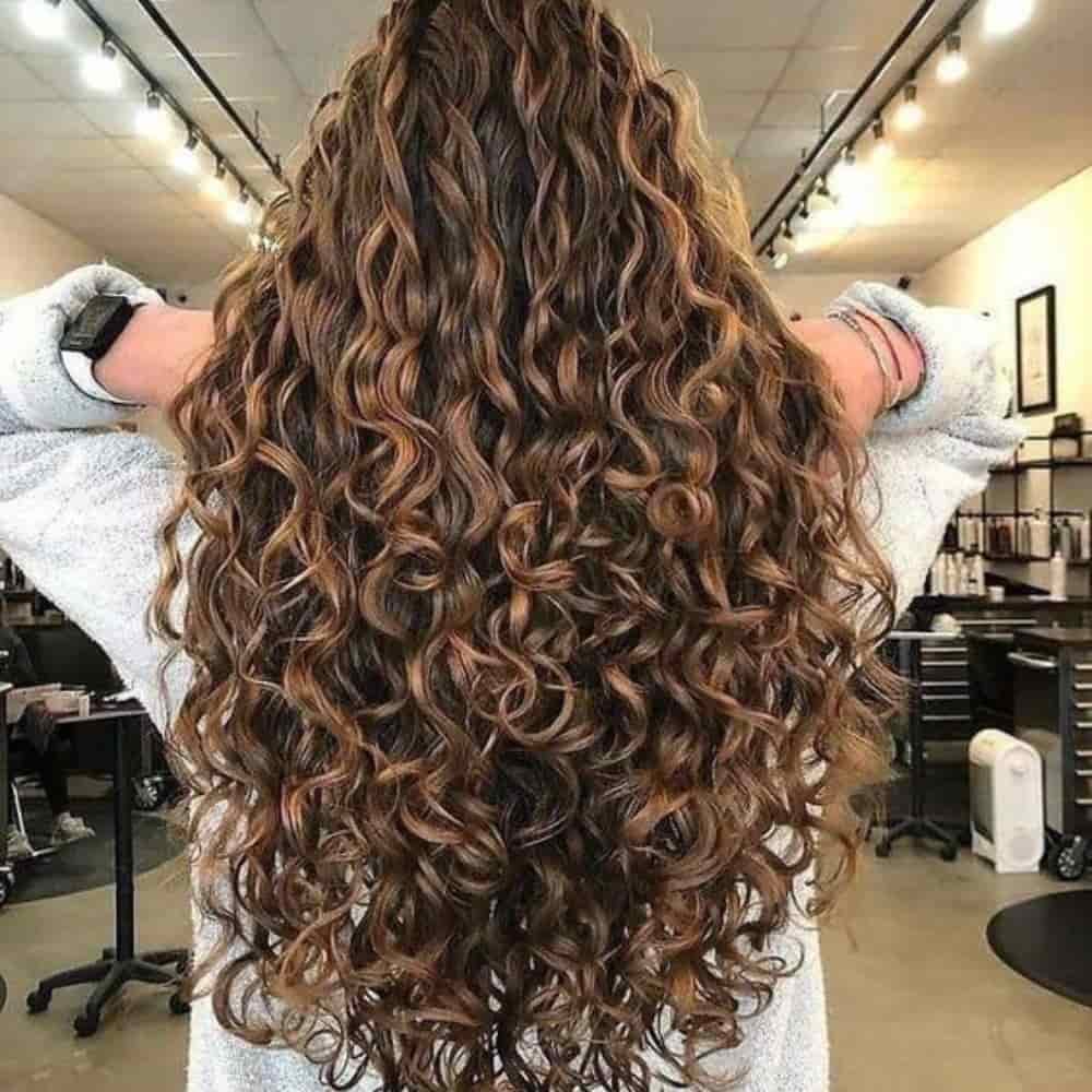 10-tintes-para-el-cabello-rizado-para-lucir-en-este-otono-2022-caramelo-okey-min