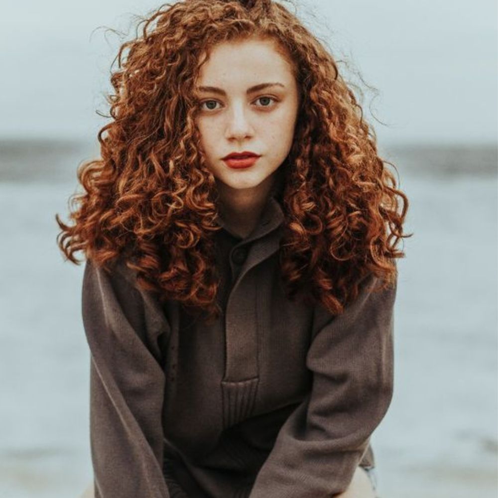 10-tintes-para-el-cabello-rizado-para-lucir-en-este-otono-2022–caramelo