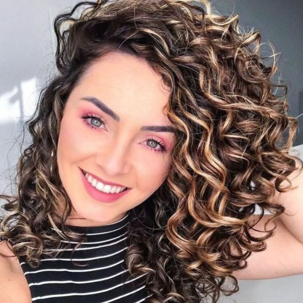 10 tintes para el cabello rizado para lucir en este otoño 2022- mechas rubias