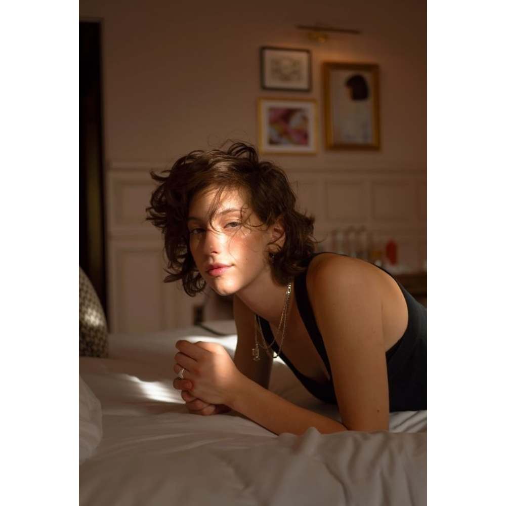 Descubre qué fases son las correctas para hacer un despunte en tu cabello Chica en su habitación con cabello corto en luna llena