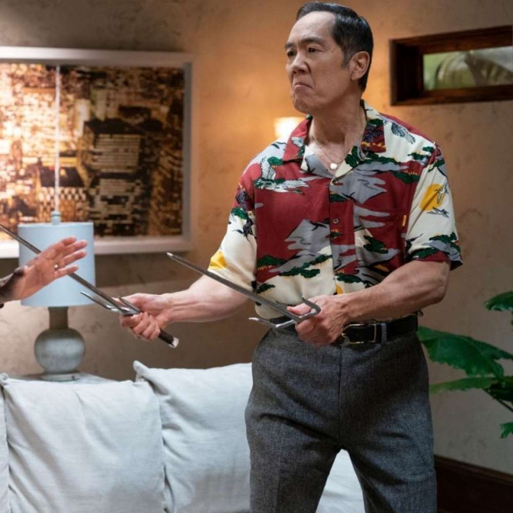Yuji Okumoto encarga una vez más a Chozen Toguchi Chozen Toguchi preparado para pelear en una escena de la quinta temporada de Cobra Kai