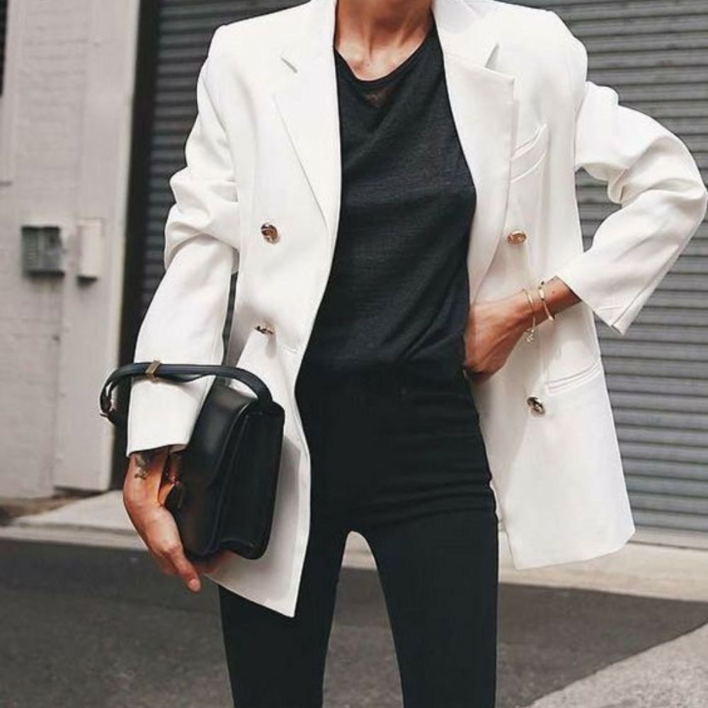 5 prendas básicas para verte elegante en tus 40 o más- blazer blanco