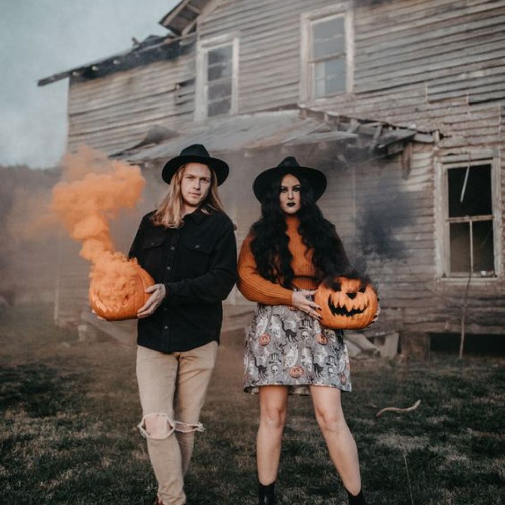 7 ideas de poses originales para tomarte fotos en Hallowen- en una casa tenebrosa