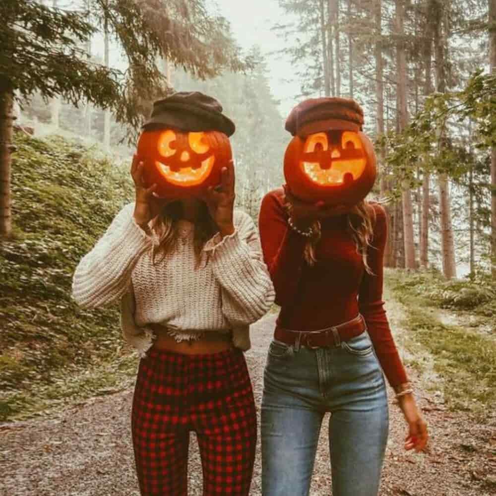 7 ideas de poses originales para tomarte fotos en Hallowen- calabazas