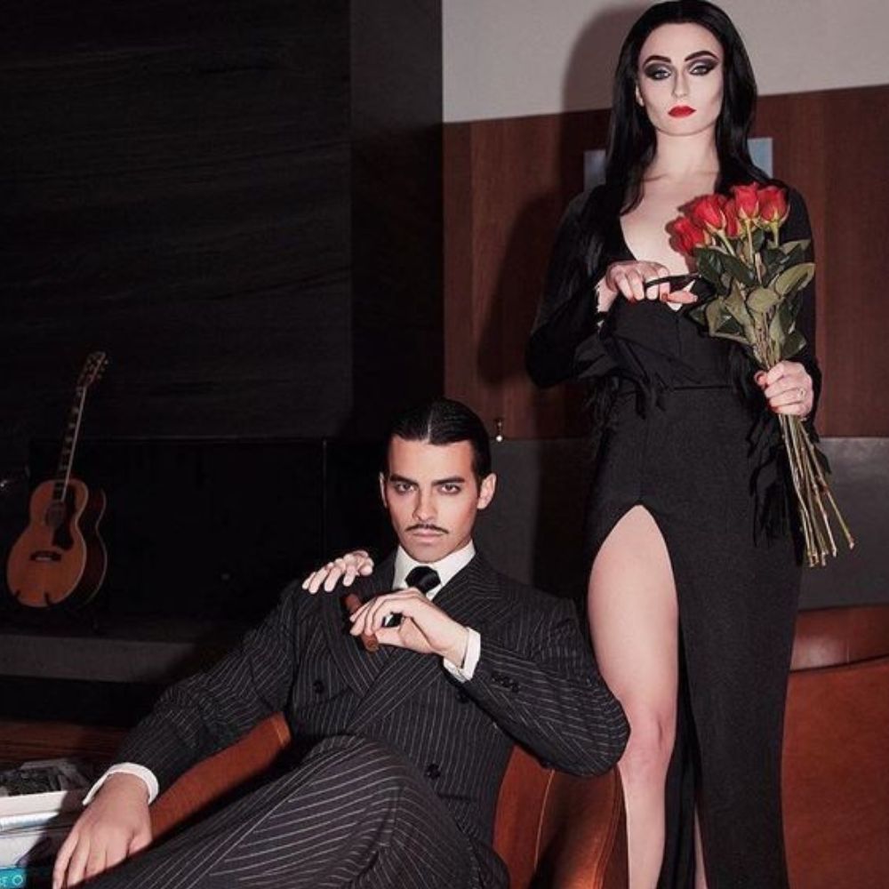 7 ideas de poses originales para tomarte fotos en Hallowen- como Homero y Morticia-