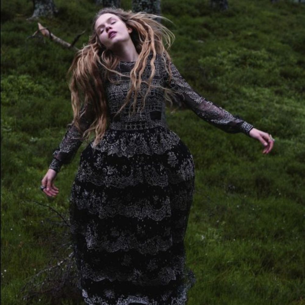 7-ideas-para-tomarte-fotos-con-tematica-de-hallowen–cerca-del-bosque