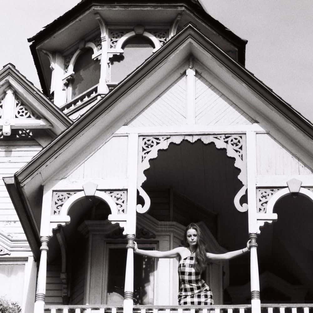 7-ideas-para-tomarte-fotos-con-tematica-de-hallowen–en-una-casa-antigua-min