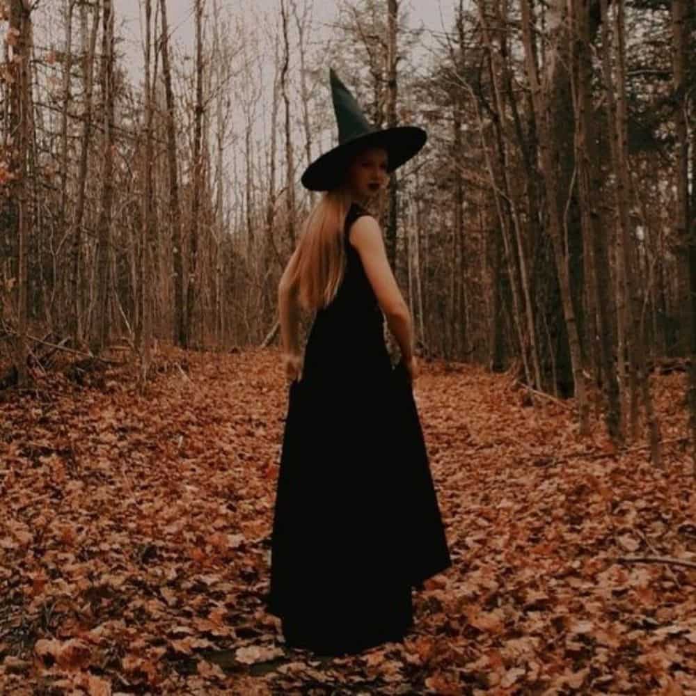 7-ideas-para-tomarte-fotos-con-tematica-de-hallowen–entre-hojas-secas-min