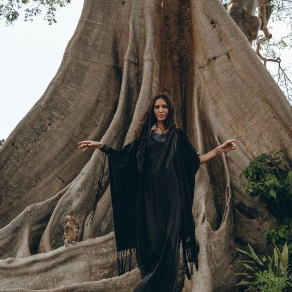7-ideas-para-tomarte-fotos-con-tematica-de-hallowen–foto-en-un-arbol-grande