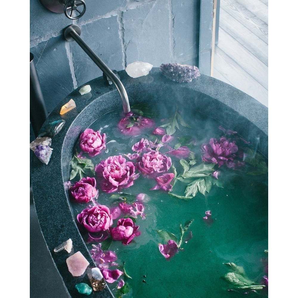 Nada mejor que un baño para limpiar y proteger la energía Baño de hiervas como rituales para proteger tu energía