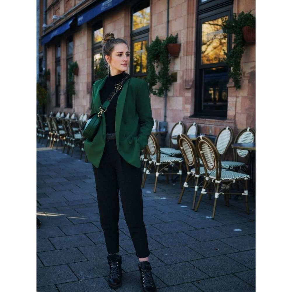 outfit con saco verde y conjunto negro