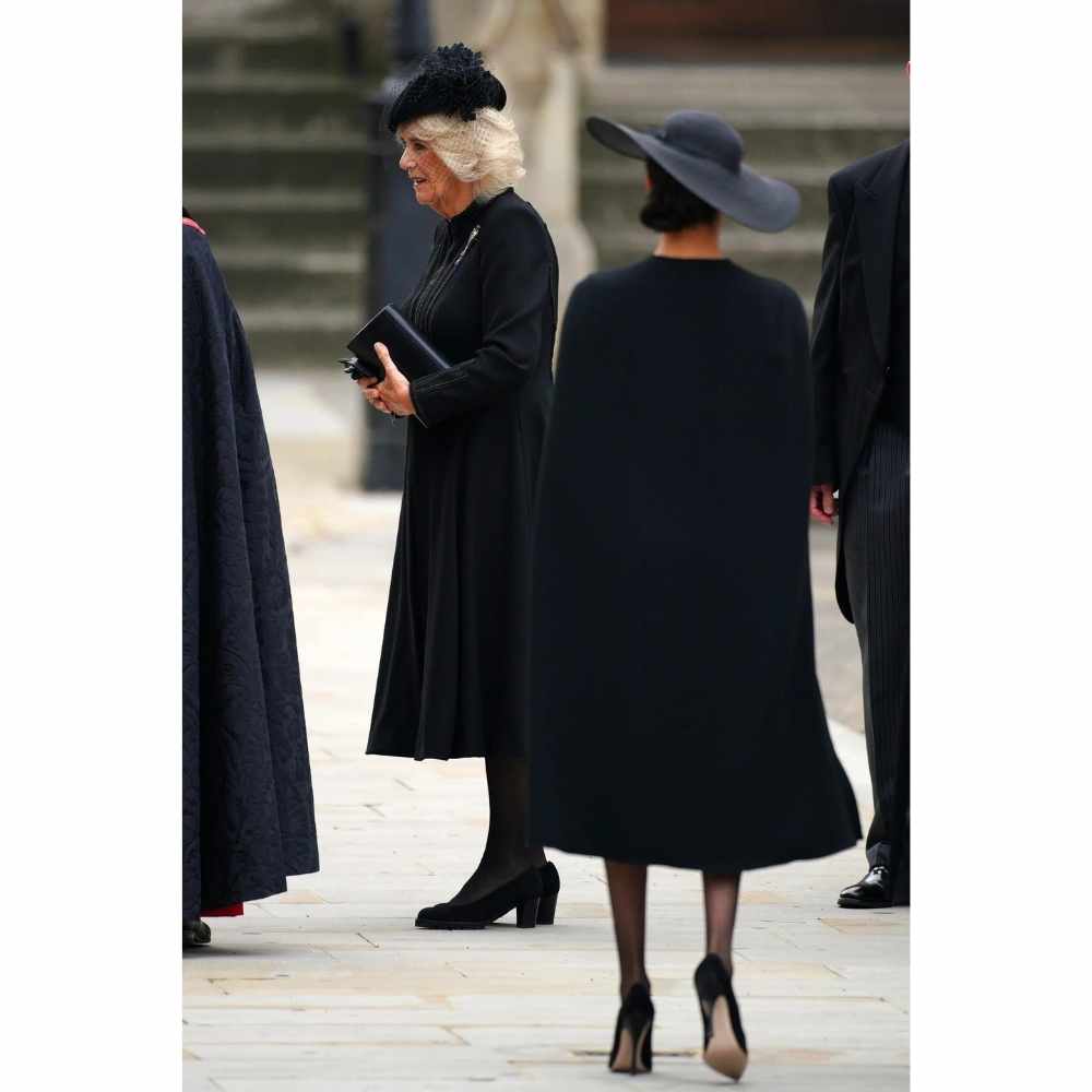El look que la nueva monarca decidió utilizar transmitía sobriedad y elegancia La reina Camilla Parker-Bowles llegando a la Abadía de Westminster para el fuenral de la Reina Isabel II