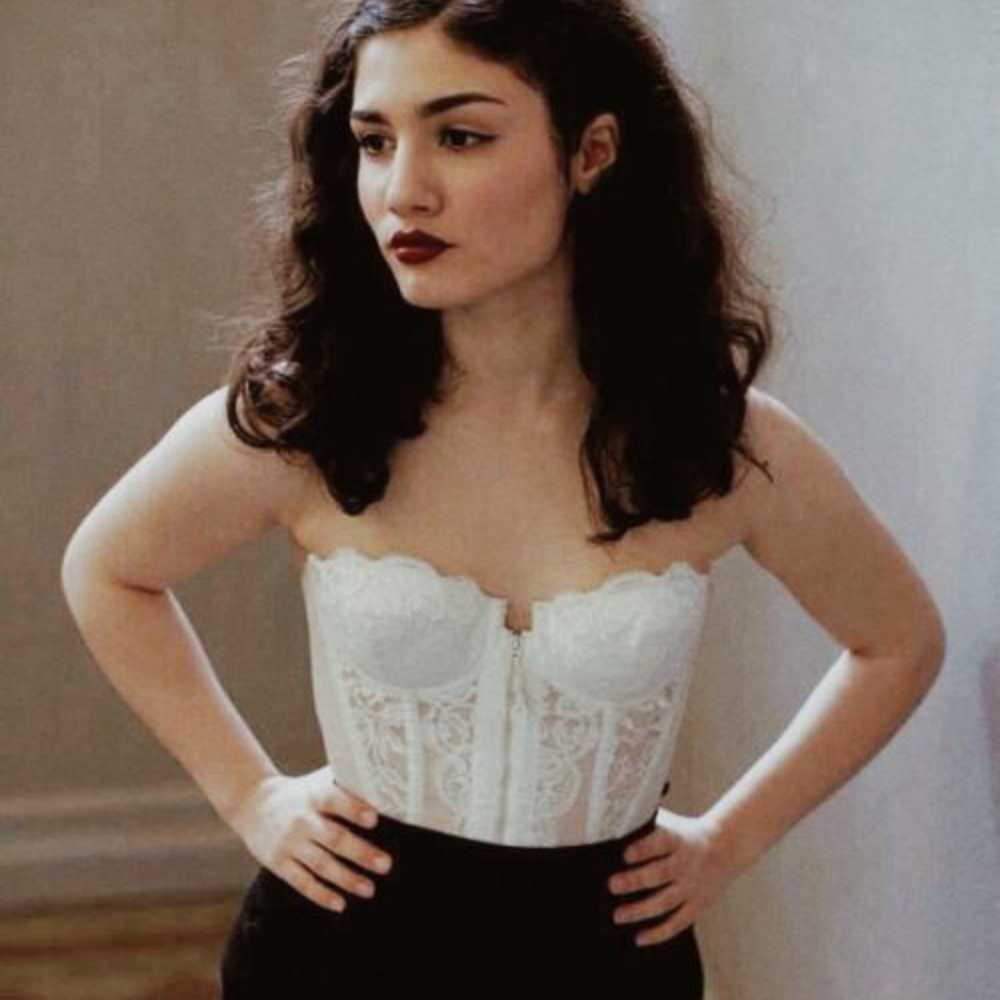 Usar tonos oscuros ya no debe ser una tortura para tu maquillaje Chica de cabello castaño con bustier con color blanco y pantalón negro luciendo unos dark wine lips
