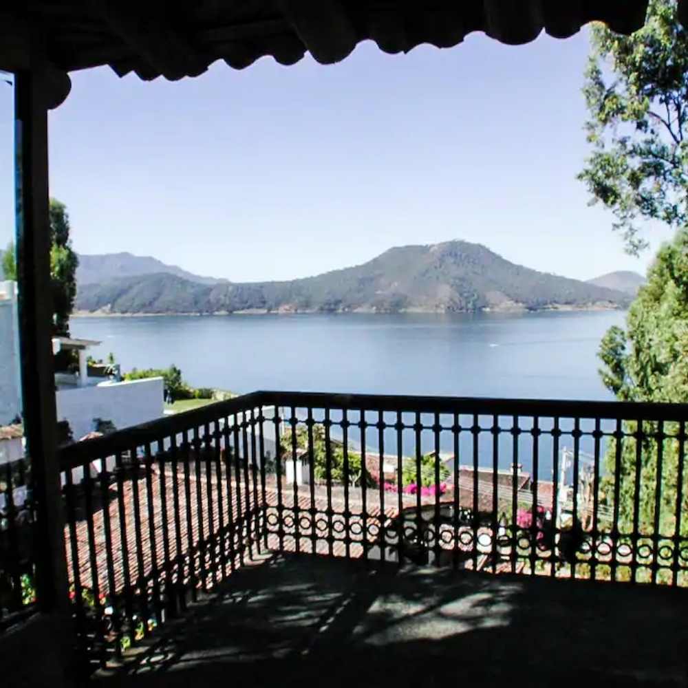 La mejor vista de Valle de Bravo Valle de Bravo es la mejor opción como destinos para fiestas patrias