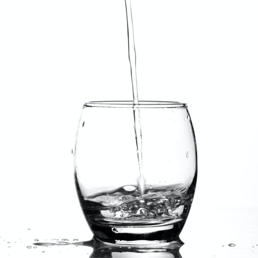 ¿Cuántos litros de agua debes tomar según tu peso? 