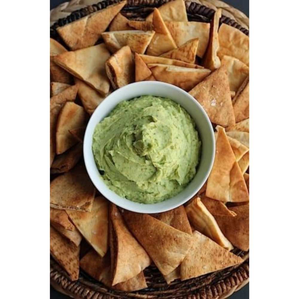 Dip de queso crema rico snack con aguacate para acompañar con totopos