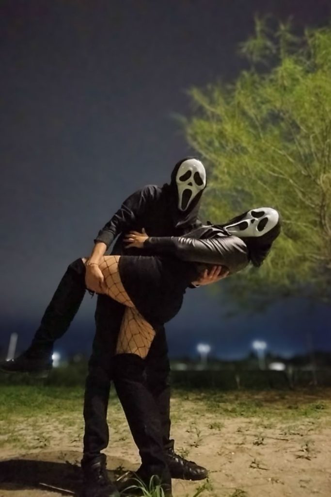 Pose de pareja para fotos en Noche de Brujas