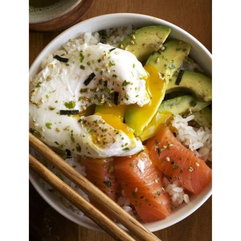 Ensalada de aguacate con lechuga, huevo, salmón y atún para un delicioso snack con aguacate