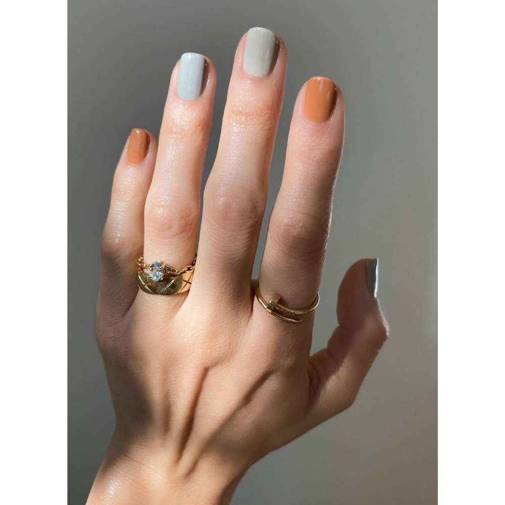Apuesta por tonos de naranja, zaul y verde con subtono gris para el otoño Colores pálidos en uñas crtas y cuadradas