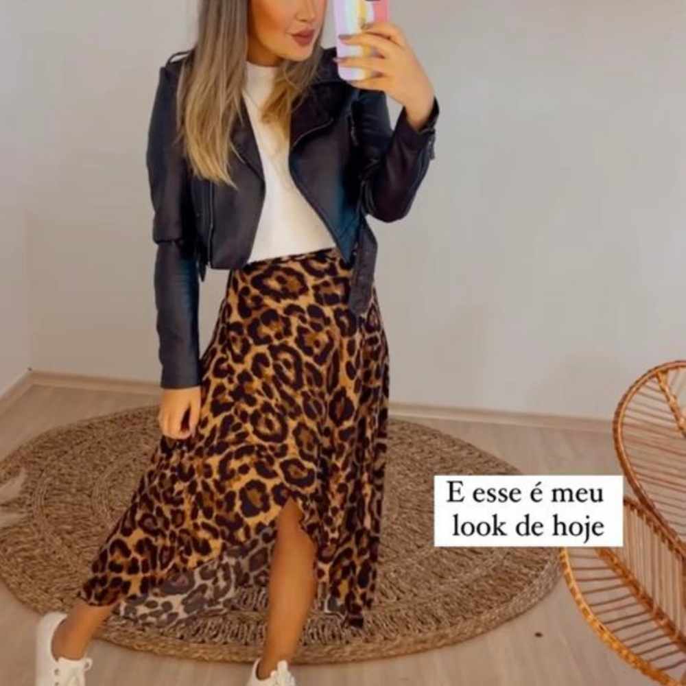 10 outfits con faldas animal print que puedes usar con tenis 7