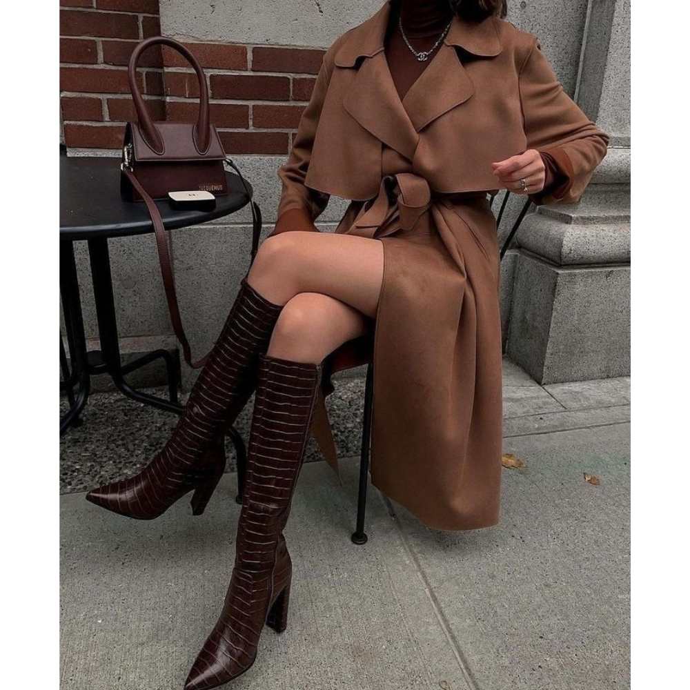 Este otoño luce un outfit en tonos tierra Outfit con gabardina color camello larga, botas picudas largas y vestido ajustado color shedron