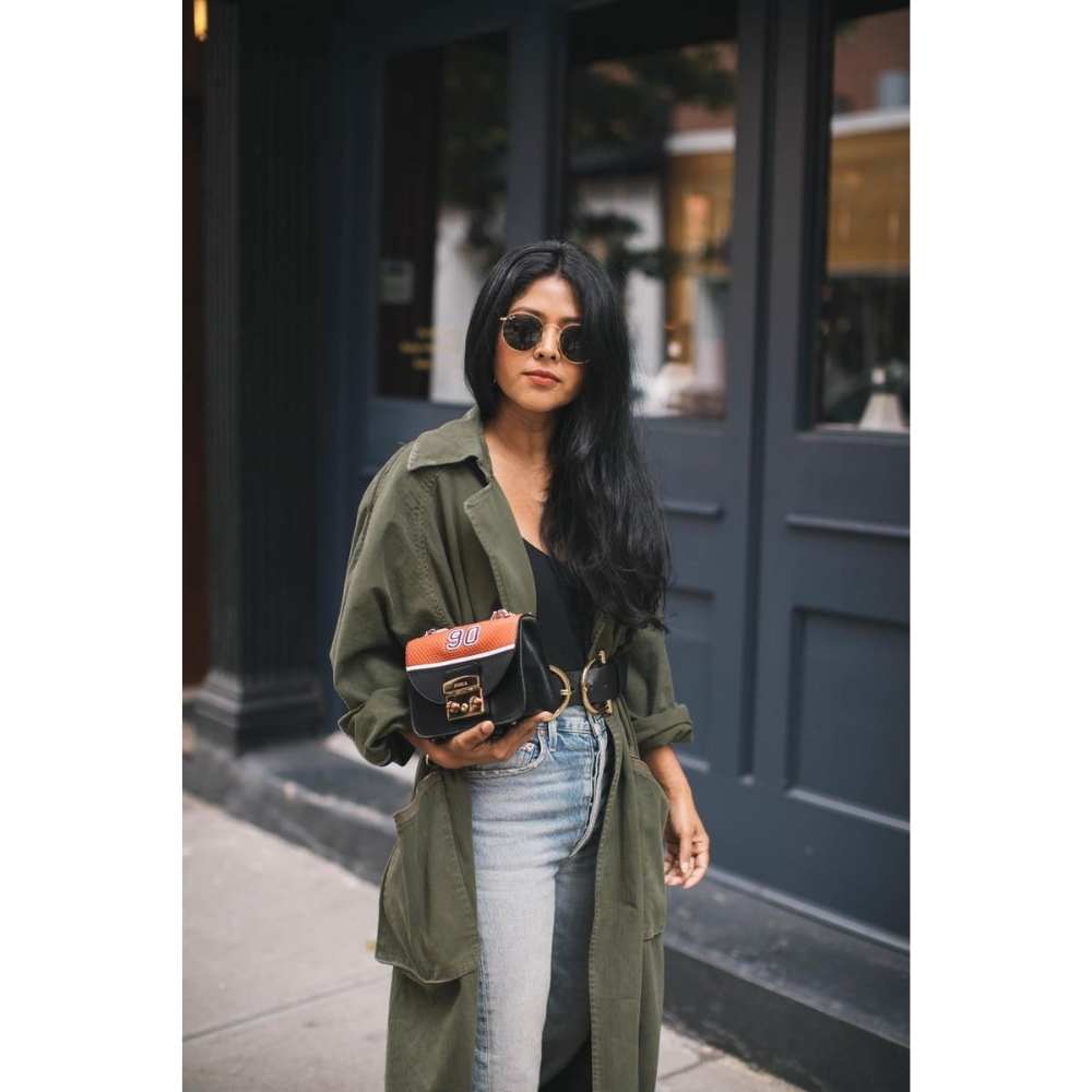 Gaberdina color militar con blusa de tirantes nehra y jeans