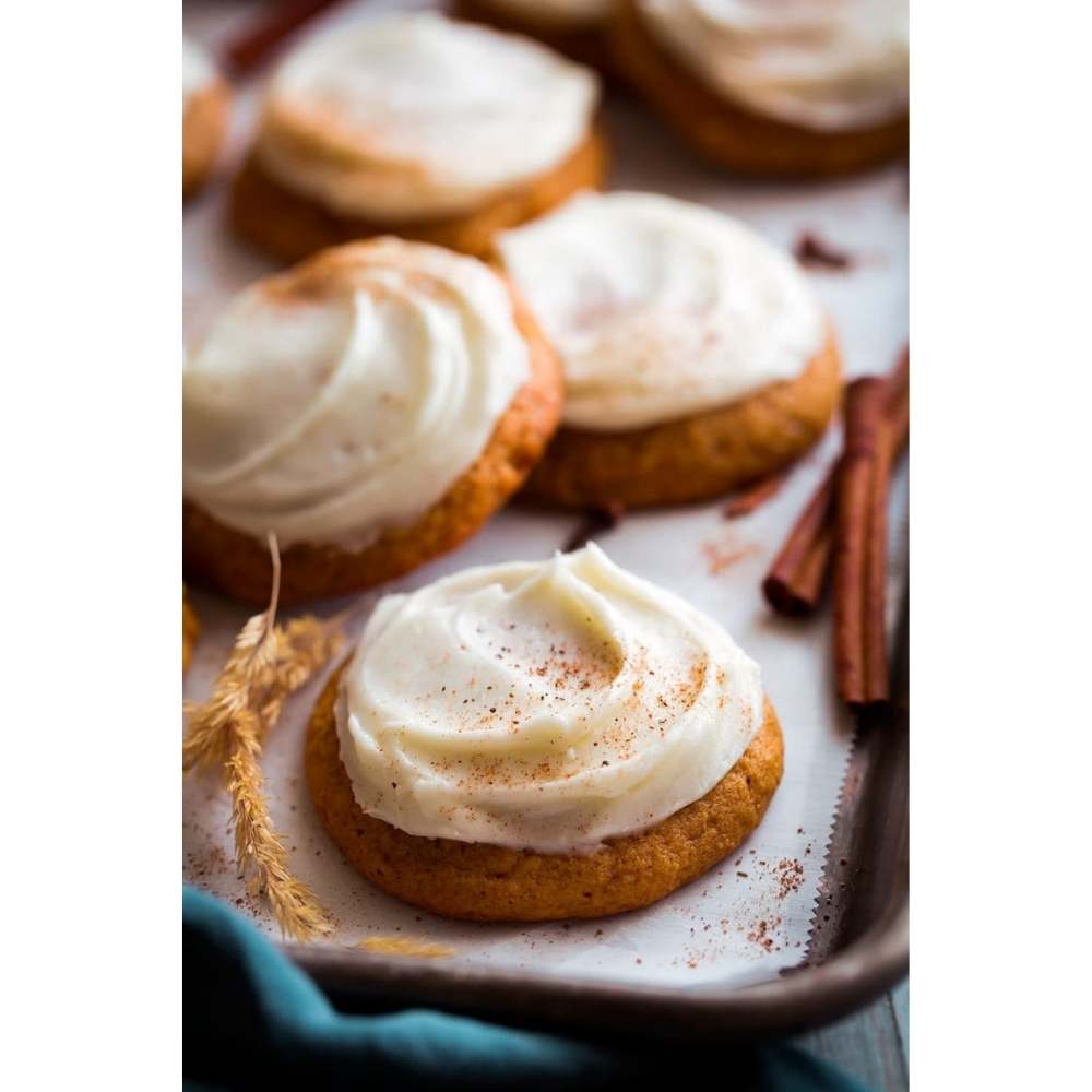 Galletas de calabaza con betún de queso crema y canela espolvoreada Galletas de calabaza con betún de queso crema y canela espolvoreada