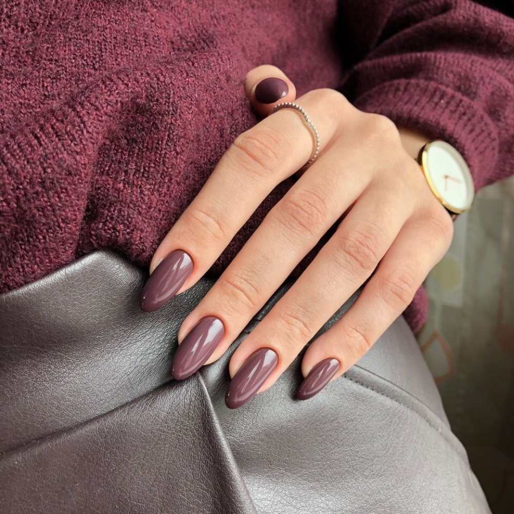 Uñas en forma almendra en color liso tono violeta grisáceo