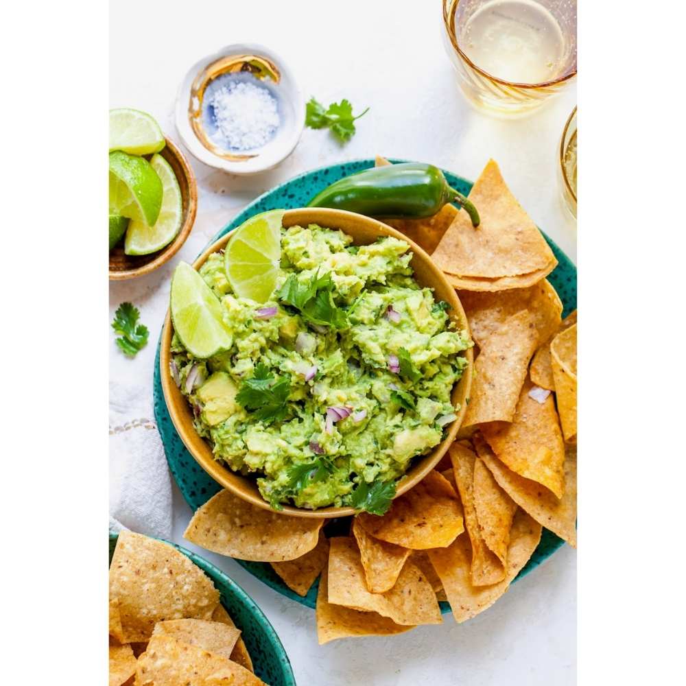 Guacamole con totopos un snack con aguacate que no puede faltar en tus fiestas patrias