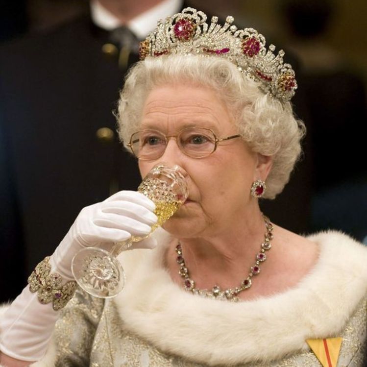 10 gustos raros y excéntricos que tenía la Reina Isabel como las carrera de palomas
