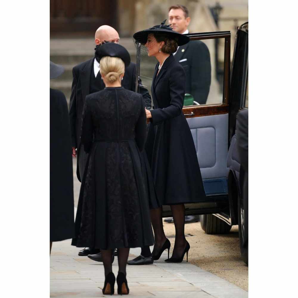Kate lució un vestido muy elegante pero sencillo durante el funeral La princesa Kate Middleton saliendo de su transporte aribando en la Abadía de Westminster