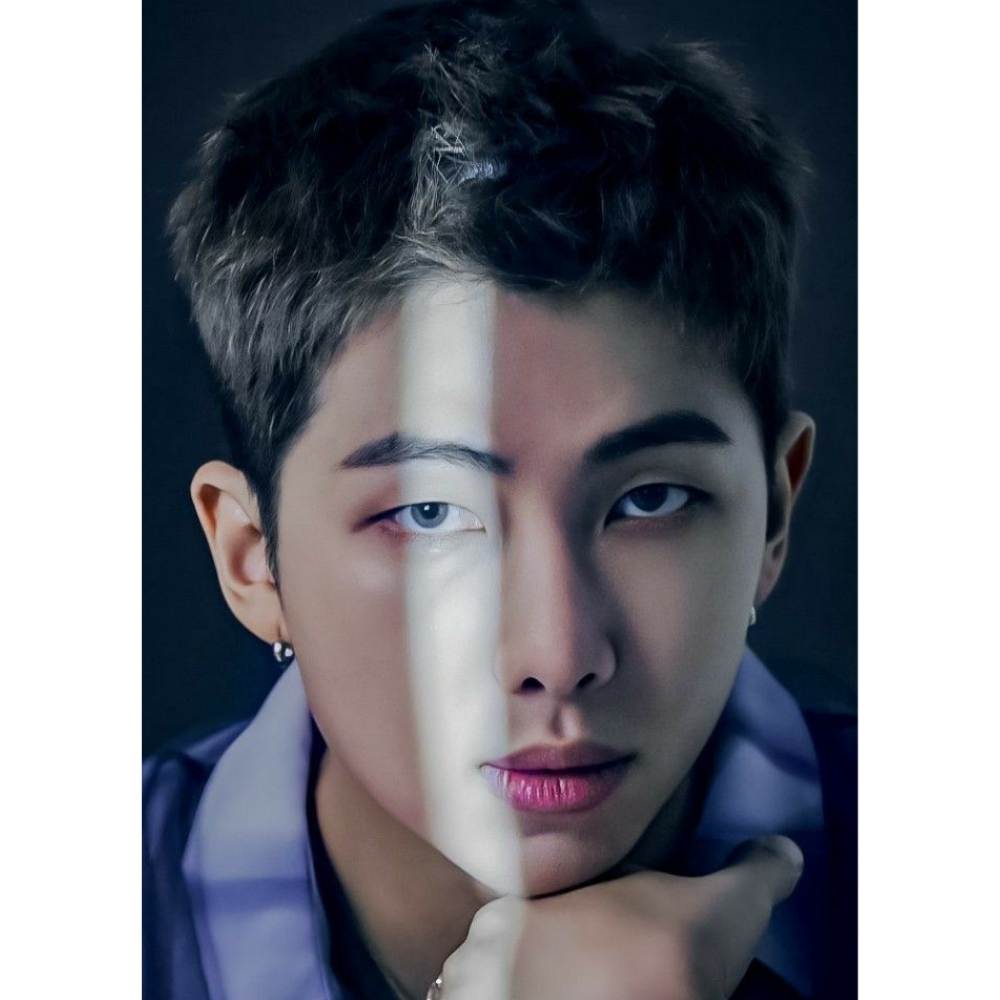 Nam ha declarado que su chica ideal es latina Kim Namjoon en close up con camisa y cabello corto negro