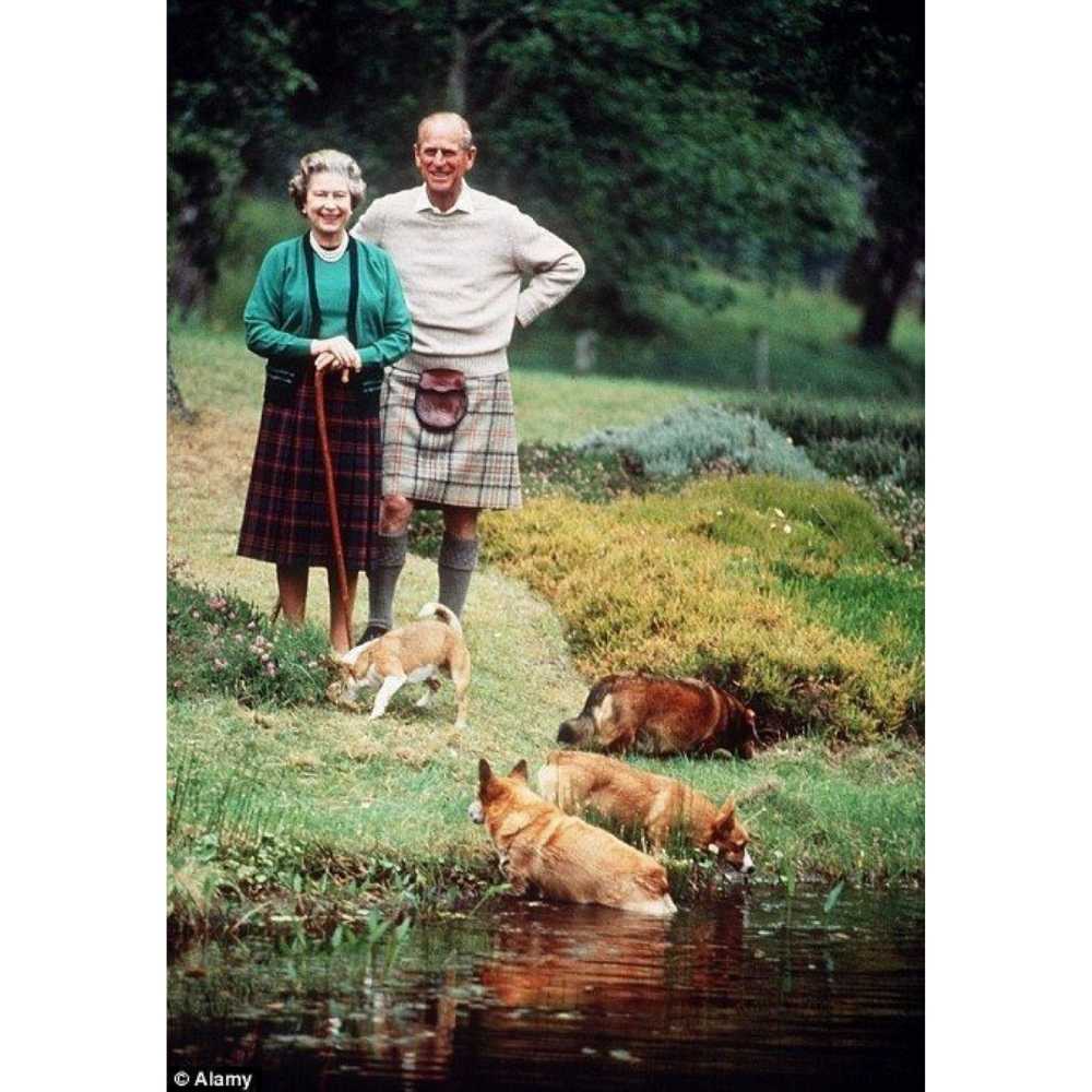 Reina Isabel II con su esposo Felipe en un riachuelo junto a sus 4 corgis