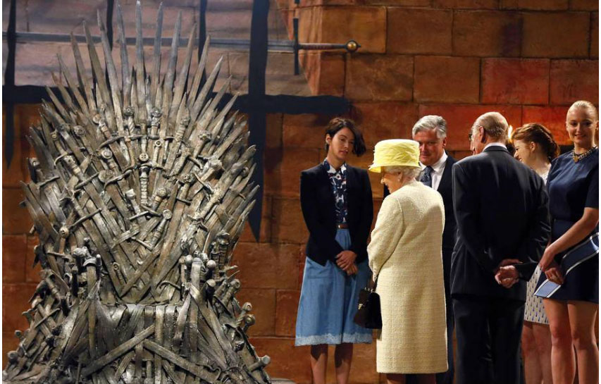 La reina Isabel II conociendo el trono de hierro 
