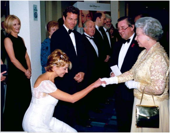 La Reina Isabel II saludando a Natasha Richardson y Dennis Quaid