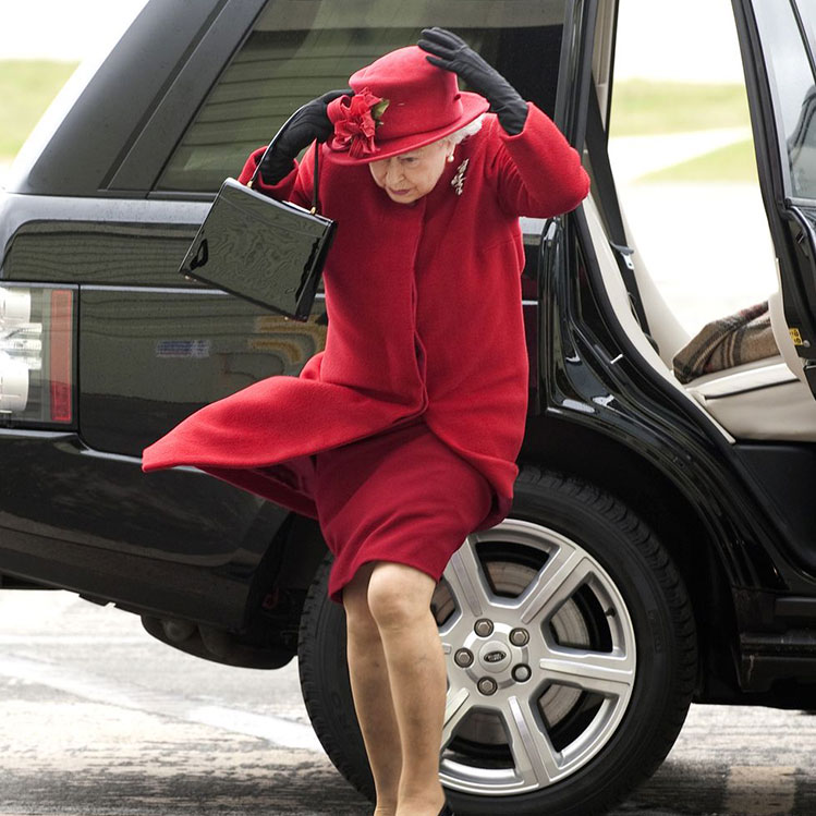 La Reina Isabel II luchando con el aire