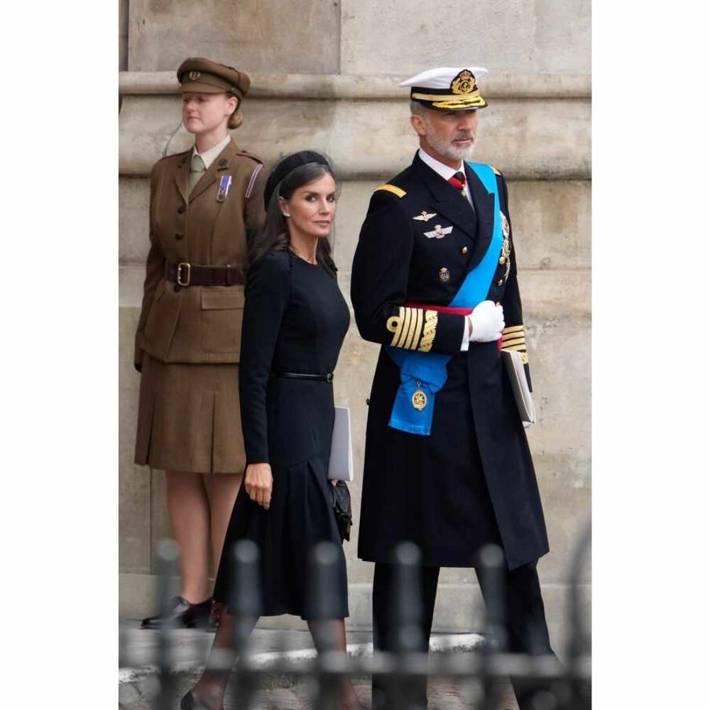 la monarca española se apegó al protocolo de sobriedad que solicitó la corona La reina Letizia y el rey Felipe de españa llegando al funeral de la Reina Isabel II