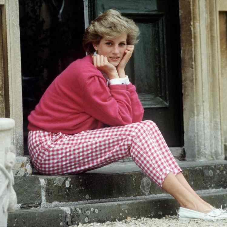 10 outfits más icónicos de La Reina Isabel II y Lady Di