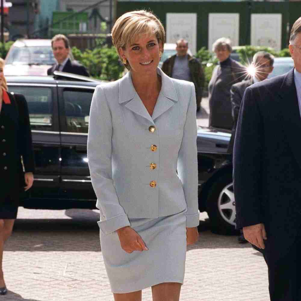 lady di outfits lindos Los outfits más icónicos de la Reina Isabel y Lady Di