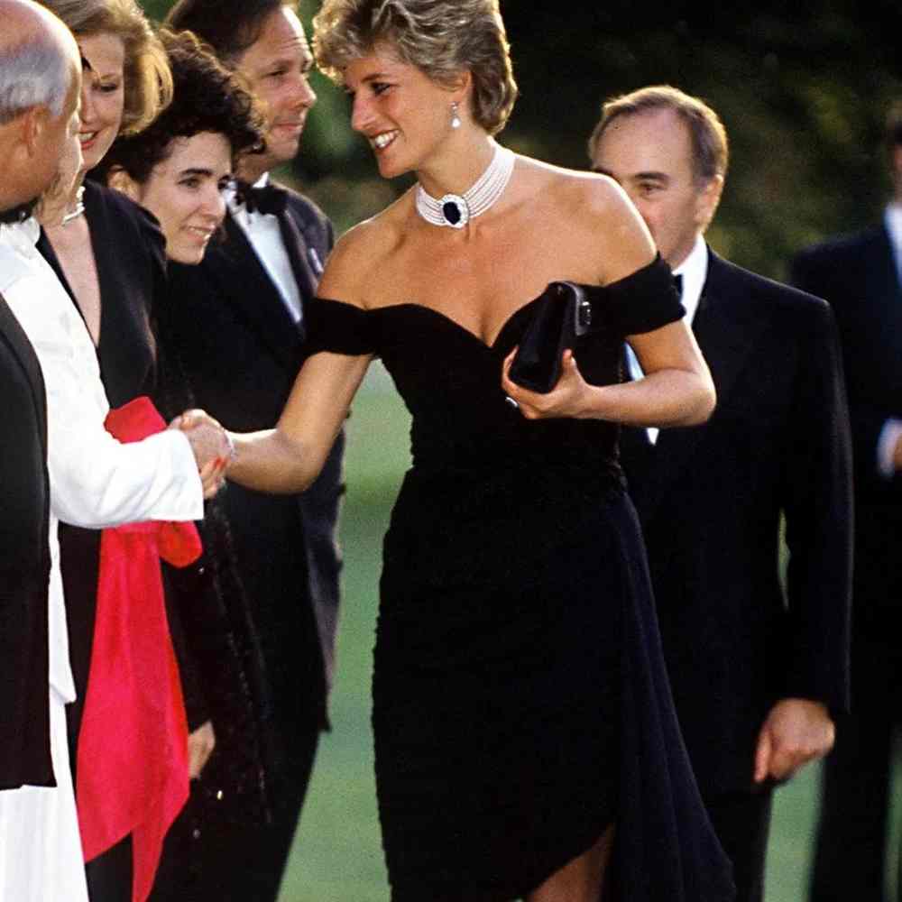 lady-di-vestido-negro