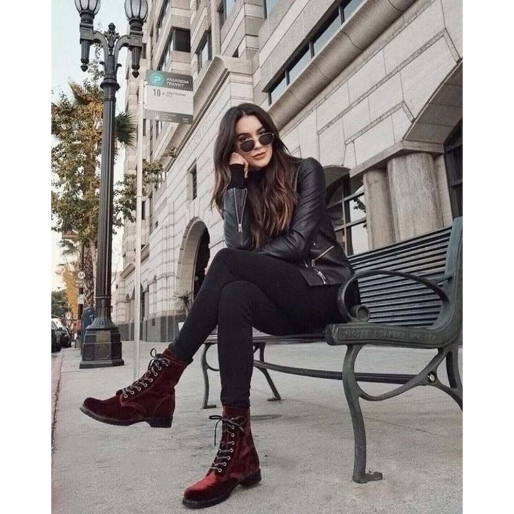 Leggins con botines rojos y chamarra de cuero acompañada de una bufanda roja para un look de otoño