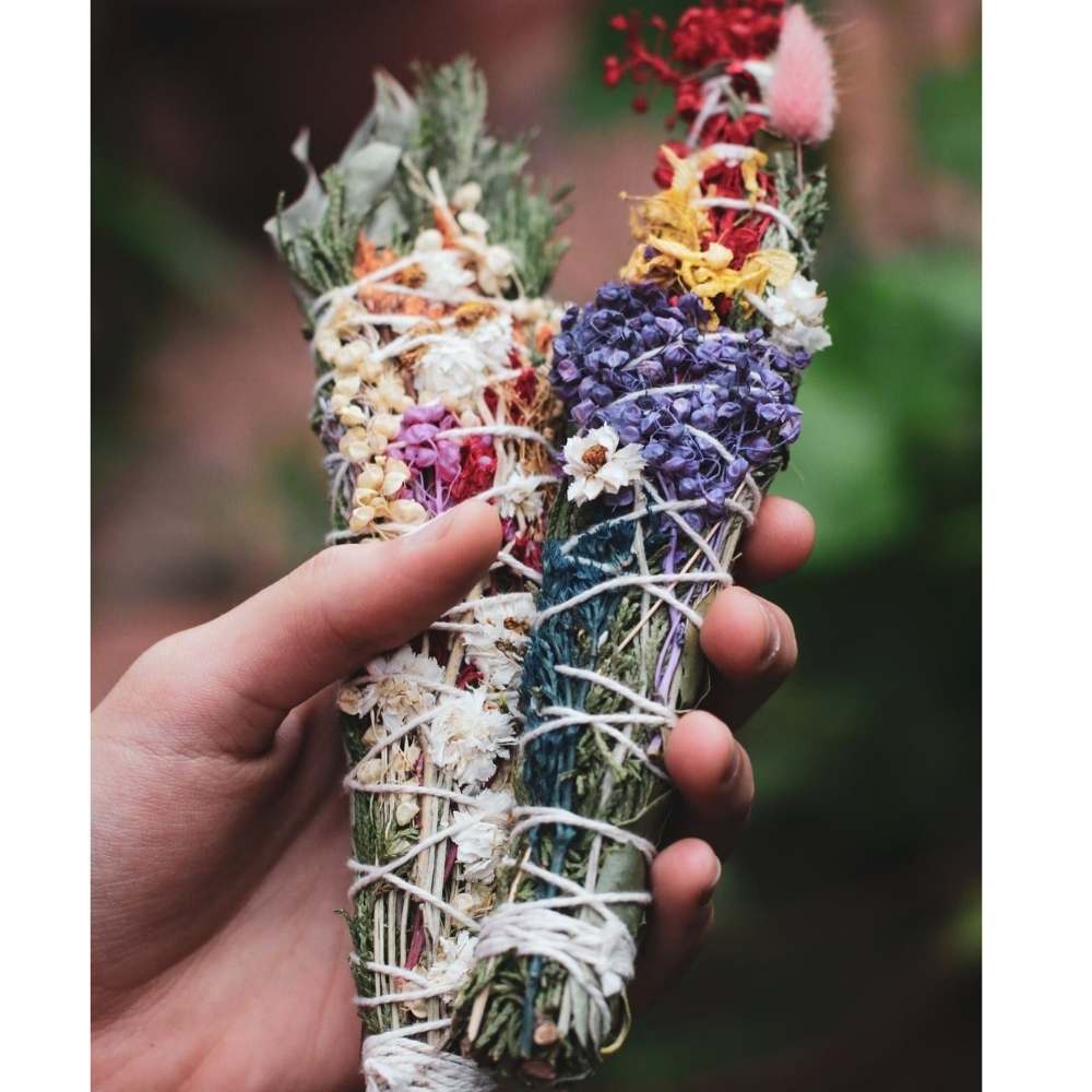 El sahumerio es un ritual ideal para proteger tu energía Dos ramilletes de flores y hiervas secas para formar un sahumerio de protección