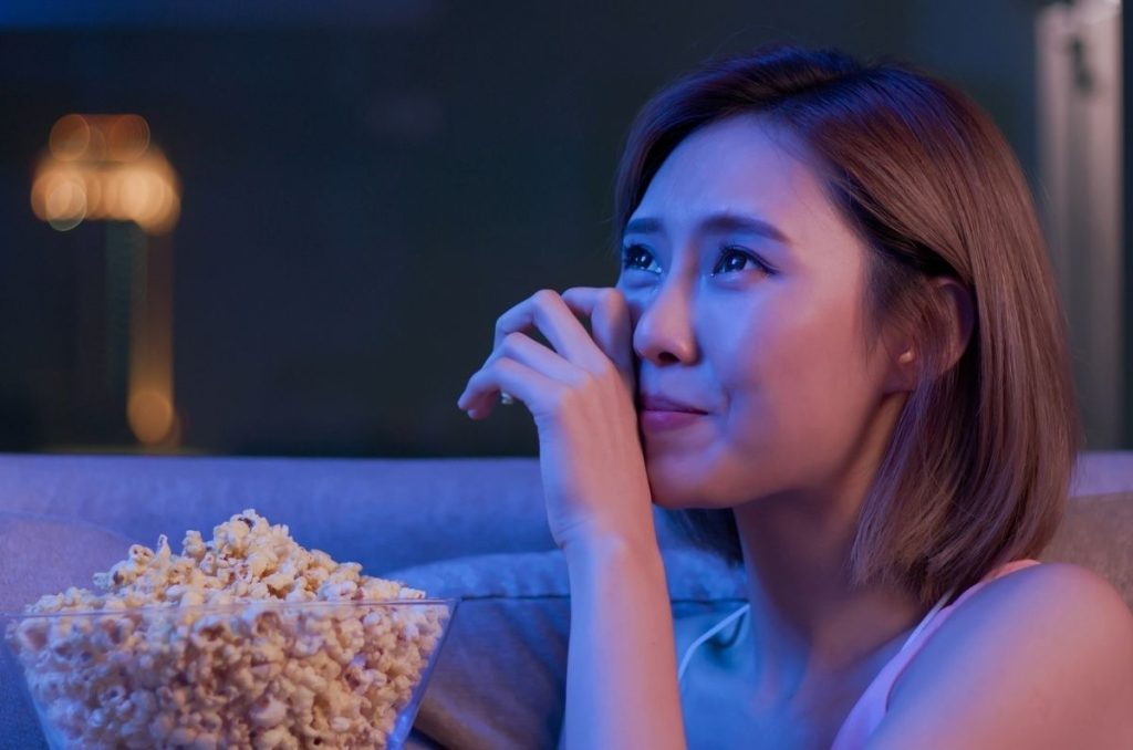 Mujer llorando de ver películas románticas