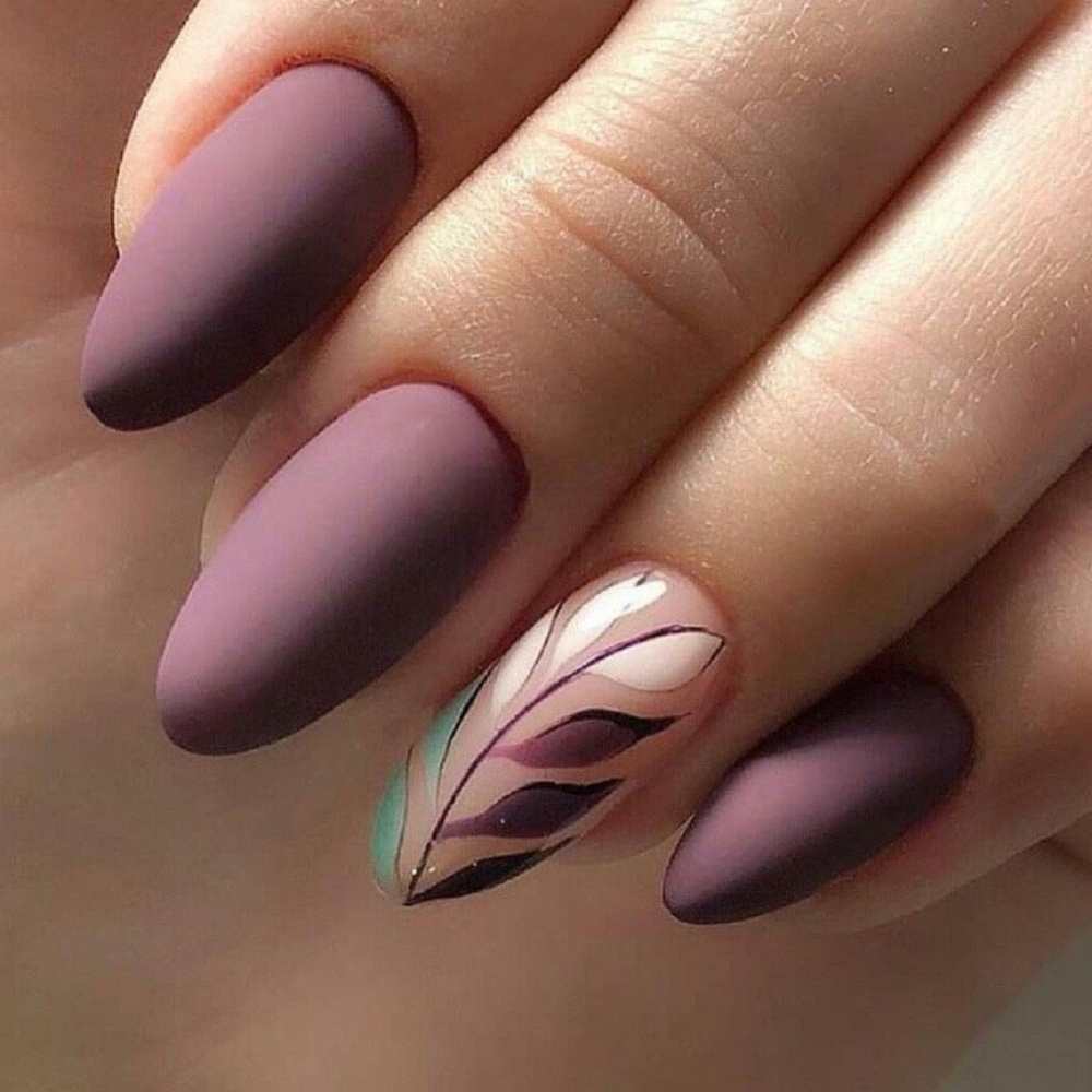 Uñas con efecto mate en color mauve y diseño en dedo anular de hojas estilo ruso