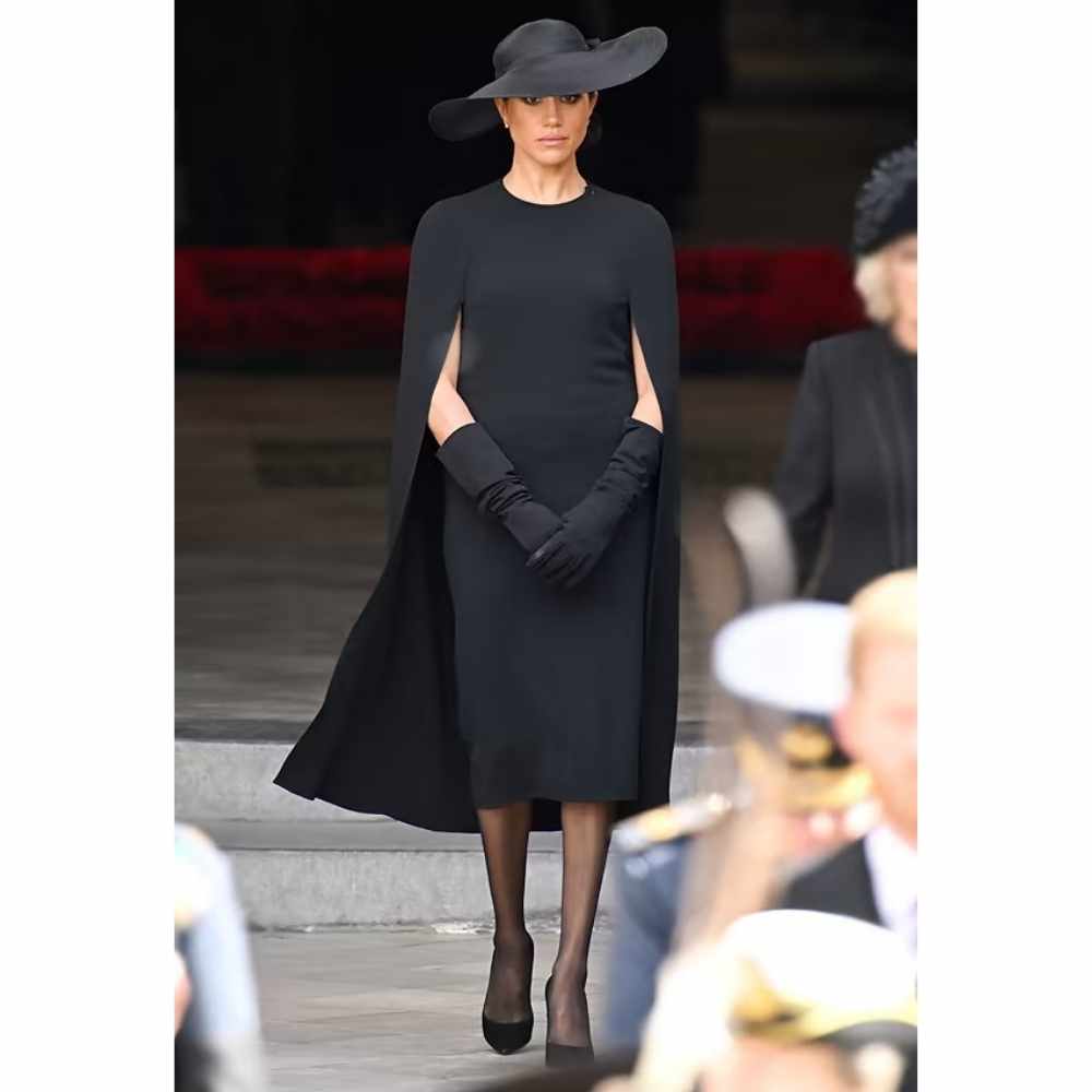 La duqesa de Sussex en el funeral de la Reina Isabel II con un vestido corte abrigo y sombrero de ala ancha