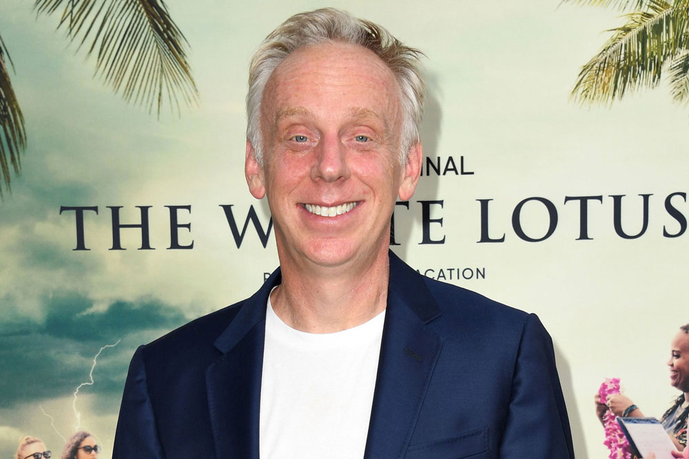 Mike White mejor director por la mini serie The wHITE LOTUS Mike White mejor director por the white lotus