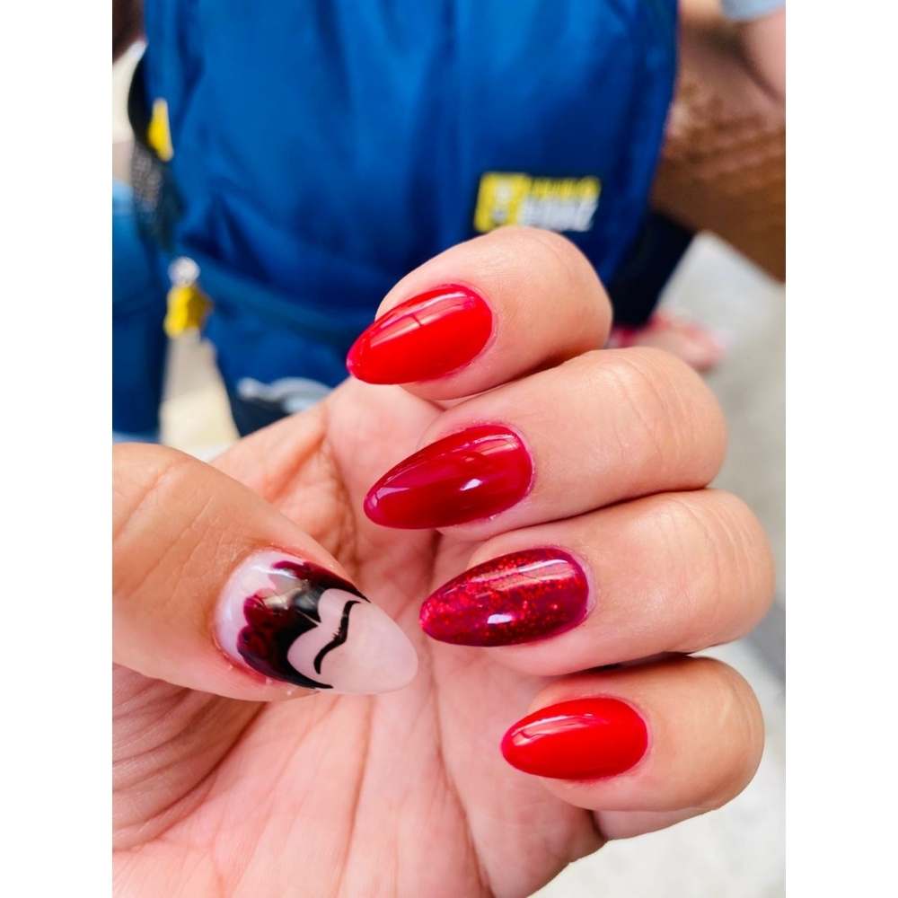 Uñas en almendra corta con diseño de Frida Khalo en color rojo