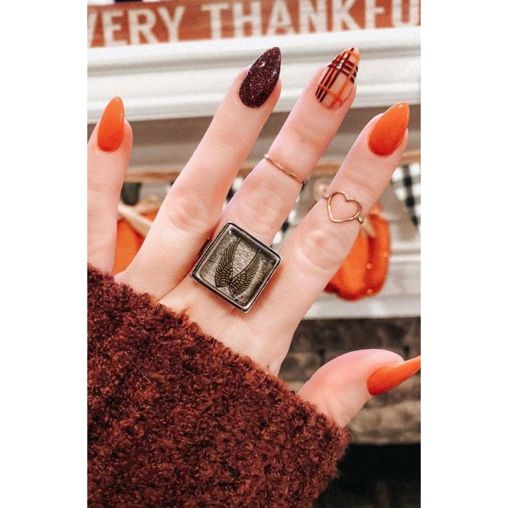 Naranja rojizo con café oscuro perfecto para otoño uñas con forma stiletto en color naranja y acfé oscuro