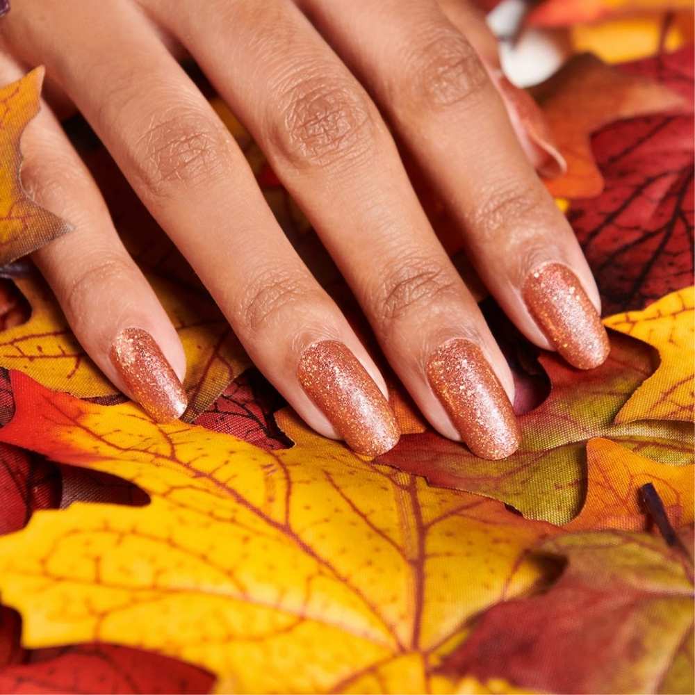 uñas color naranja satinado perfectas para otoño