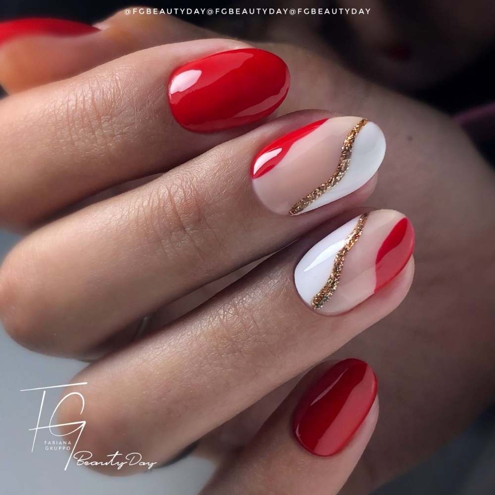 Uñas rojas patrias conmbinadas con blanco y toqeues de dorado en líneas ondeadas